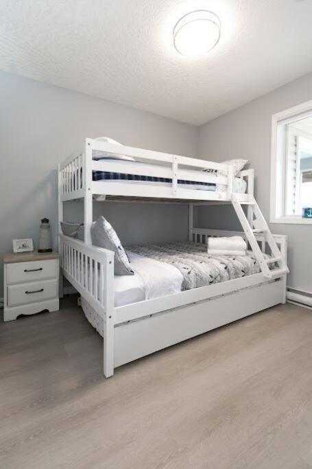 Lovely 2 Bedroom Suite Steps From The Beach Victoria Exterior photo