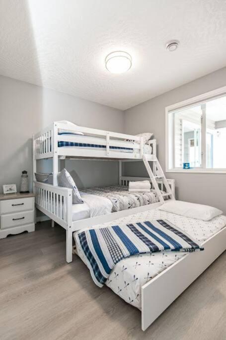Lovely 2 Bedroom Suite Steps From The Beach Victoria Exterior photo