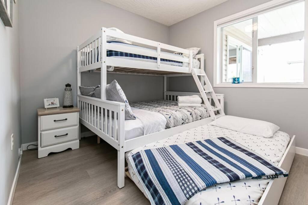 Lovely 2 Bedroom Suite Steps From The Beach Victoria Exterior photo