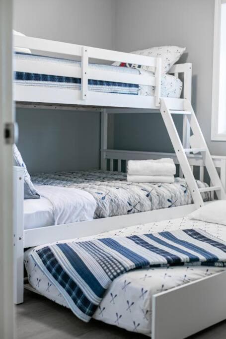 Lovely 2 Bedroom Suite Steps From The Beach Victoria Exterior photo